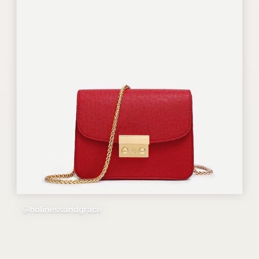 Rouge metal lock chain mini bag